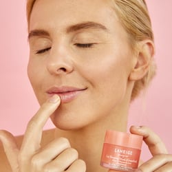Natürliches Hautbild im Fokus – ideal für Beauty- und Hautpflegekampagnen.