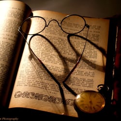 Stilleben mit Buch, Brille und Taschenuhr