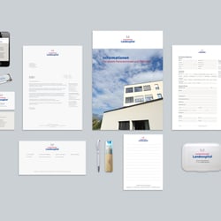 Das umfasst die Bereiche Drucksachen, Formulare, Internetauftritt, Beschilderung bzw. Signaletik, Außen- u. Binnenkommunikation