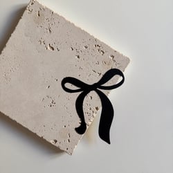 Minimalistische Hochzeitspapeterie Platzkarte Schleife