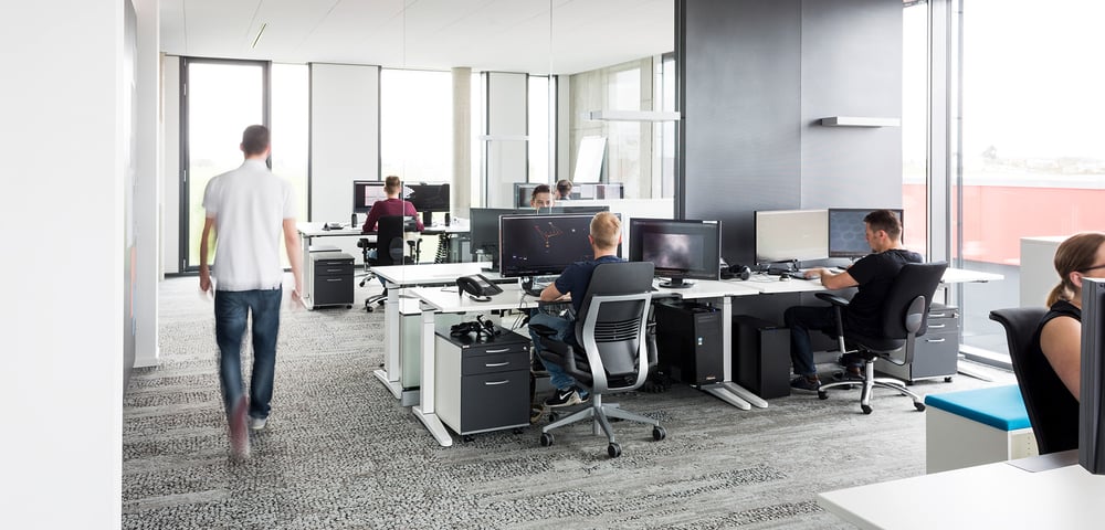 Moderne und helle Arbeitsplätze