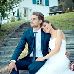 Verträumtes Paar am Hochzeitstag