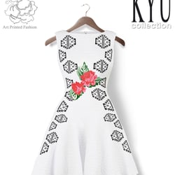Art Printed Fashion; weißes, knielanges Kleid  aus sehr weichem Baumwollkrepp, handbedruckt
