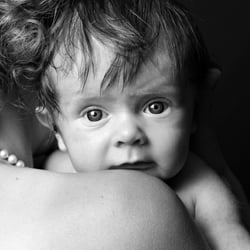 baby mamas schulter, schwarzweissfoto