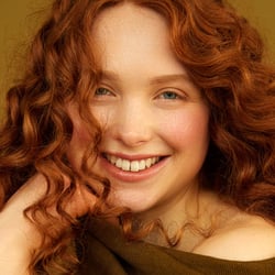 Professionelles Commercial-Modelportrait für Sedcards und Agenturbewerbungen mit natürlicher Mimik und modernem Look
