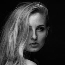Photographer: KLOSE Photo – Model: Diana Strazd – Makeup/Hairstyling: Julia Mallm