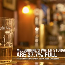 Ein ironischer take auf die anhaltende Dürre in Australien. ( Importiertes Bier trinken=Australisches Wasser sparen)