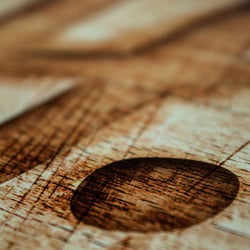 Das Logo eingebrannt in Holz