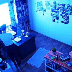 Kris’ Protagonistin lenkte die Besucher von einem speziellen Licht begleitet (Gäste: Kira Jung / Irena Seeliger)