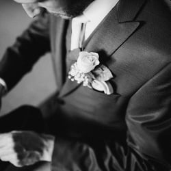Alex’ Hochzeitsgeschichten – Hochzeitsfotograf Regensburg – Bräutigam Details