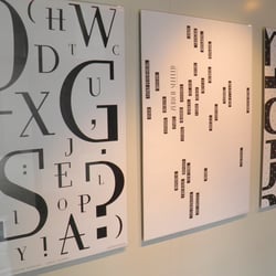 Schriftposter im Gang der Schule für Gestaltung