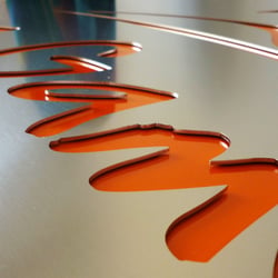Edelstahlschild mit dekupiertem Logo und mit lackiertem Acryl (nach RAL-Farbwert) hinterlegt