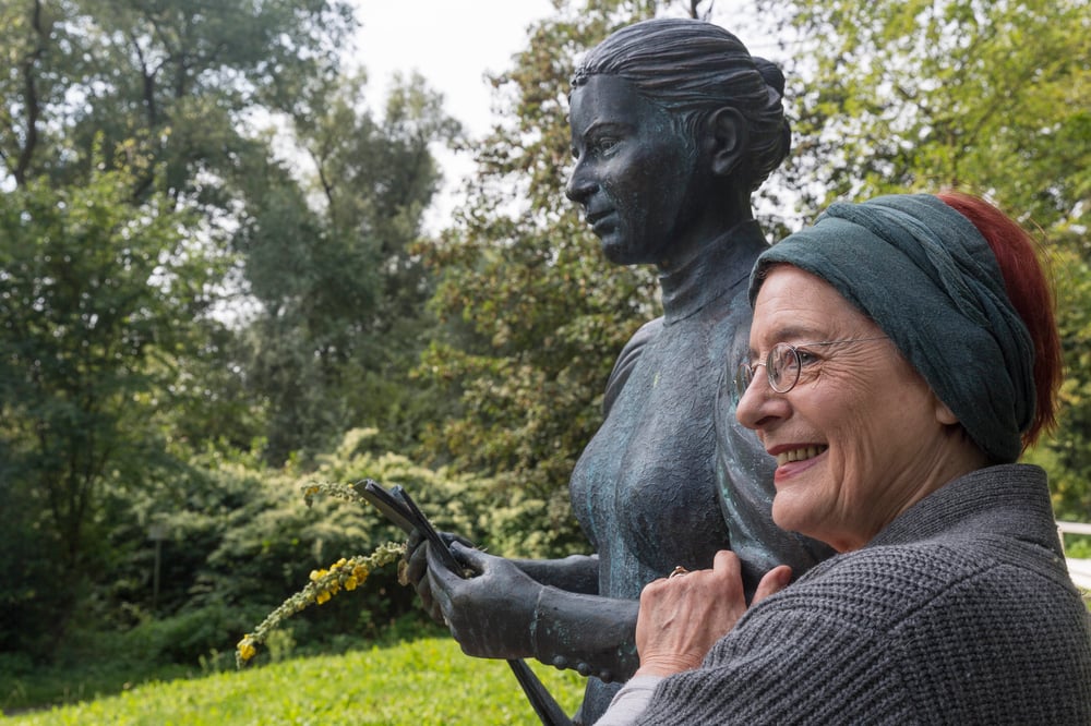 Birgit Waller an der Seite der Vorbesitzerin der Villa, Magdalena Pauli