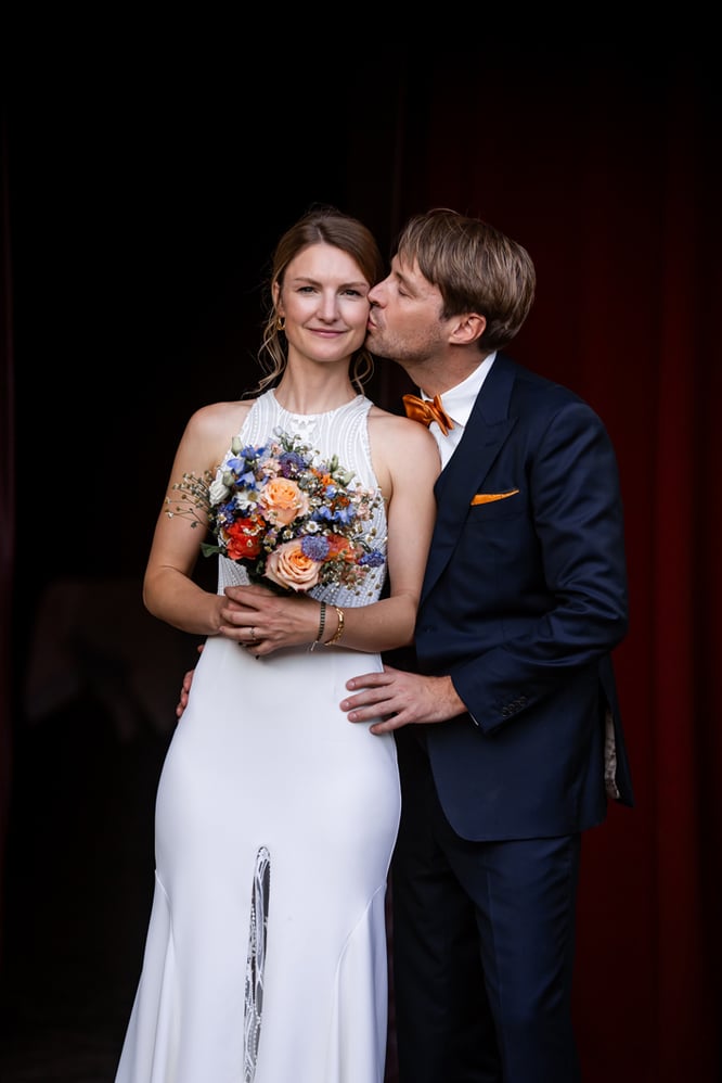 smart wedding kiss