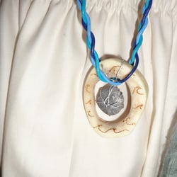 Kette mit Anhänger aus Knochen, Verkauft