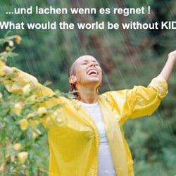 Mädchen im Regen – KIDS IMAGES