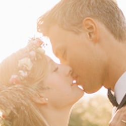 Hochzeitspaar im Feld