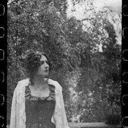 Die von Oscar Wilde sehr verehrte Schauspielerin Sarah Bernhardt auf der Terrasse.
