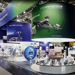 Partnerstand zweier Unternehmen aus Robotertechnik und UV-Lichthärtung