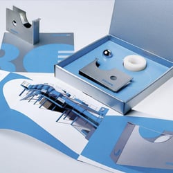 Internationales Direct Mailing: Entwurf und Realisierung von Maschinen-Logo, Verpackung und Folder