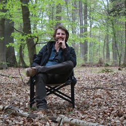 Ein Regisseur im Wald