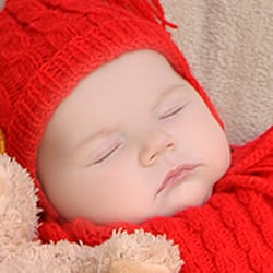 baby mit koffer