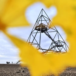 Bottrops Wahrzeichen beobachtet durch ein Loch im Herbstblatt