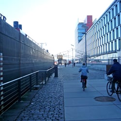 Schiffswand gegen Häuserwand