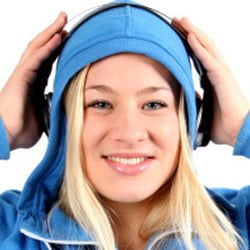 Mädchen hört Musik