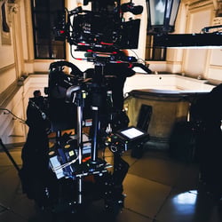 Im Treppenhaus kann die Steadicam natürlich trumpfen, keine Schienen nötig, ich fliege über Stufen…