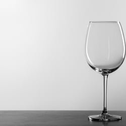 Puristische Darstellung eines Weinglas