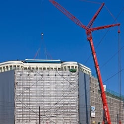 Montage eines Pool-Beckens auf dem Dach des Soho Houses Berlin