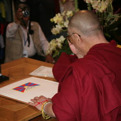 Der Dalai Lama in Nürnberg – Empfang im Nürnberger Rathaus 1, Eintragung ins Goldene Buch
