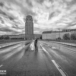Brautpaar steht in Frankfurt auf Strasse