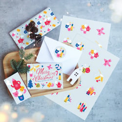 Design und Illustration eines Weihnachtsmotivs und Umsetzung auf Klappkarte, Sticker, Geschenkpapier u. a.