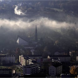 Stadt im dichten Morgennebel