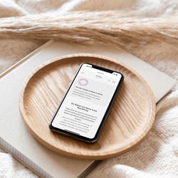 Nju Linen Branding – Website Mood: Absender mit Stempelelement