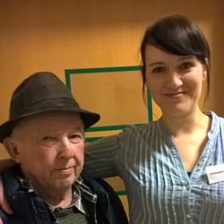 Jürgen Mikol mit Schauspielerin (Betreuerin Pflegeheim)