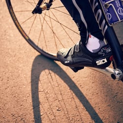 Rennrad-Fahrer-im-Wald-Arthur-Pohlit-2