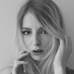 Portrait – Fotoshooting mit Fotomodell in einem Hotel
