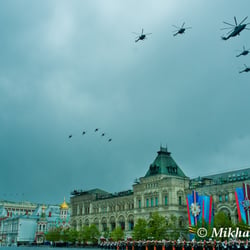 Hubschrauberstaffel fliegt über den Kreml.