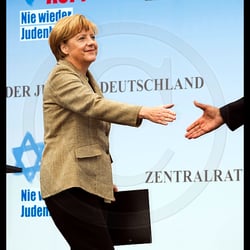 Bundeskanzlerin Angela Merkel, BRD, Germany, Begrüssung durch Moderator Cherno Jobatey