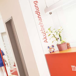 Leitsystem für die Praxisräume bei med4kidz