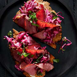 STULLEN – Coleslaw, Pastrami, Roggenbrot
