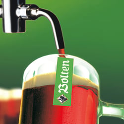 Bierfotografie – Werbeaufnahme eines frisch gezapften Glas Bolten-Altbier. Advertising shot of a pour draft beer into a glass