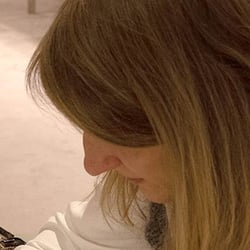 Kristin Tessen beim Live Painting in der Hermès Boutique Hamburg