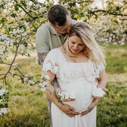 Babybauchshooting mit Partner