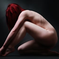 Nude in Red – Aktfotografie Ulm, Studio