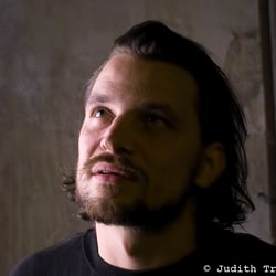 Sascha Alexander Gersak auf der Bühne © Judith von Ortenberg