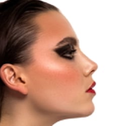 black eyes/red lip